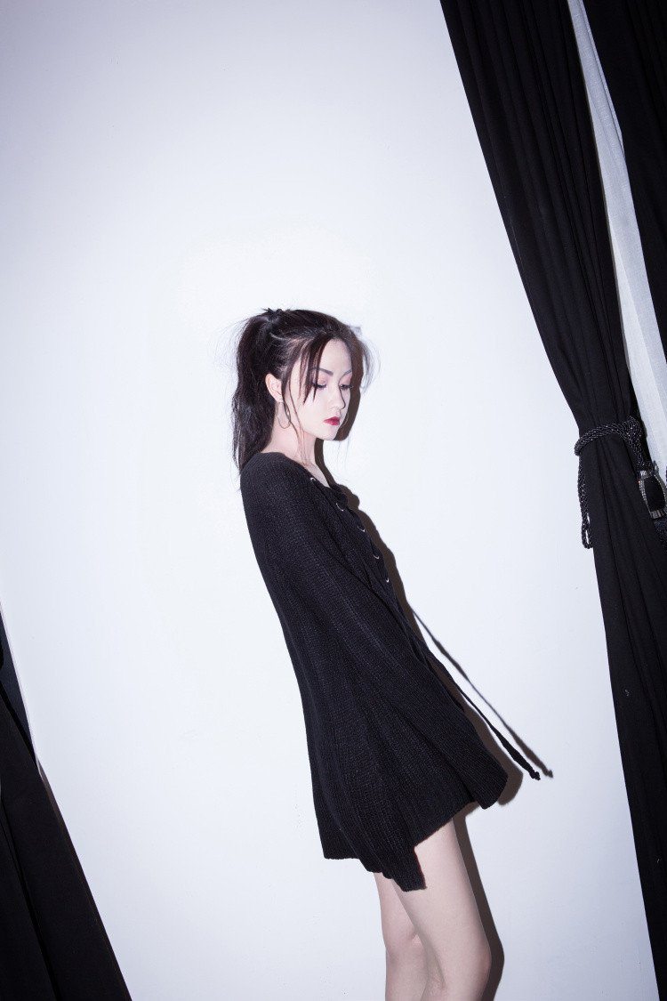 Black Woolen Loose Ribbon Tight V-neck Long-sleeved Sweater SD02075